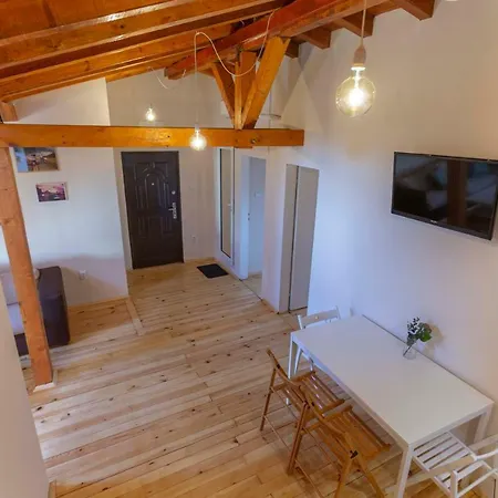 Gallery B28 - 3 Bedroom Downtown Apartment *